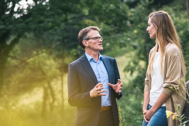 Therapeut und Patientin im Gespr&auml;ch im Freien